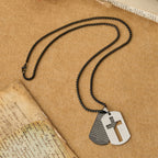 Collar con colgante de placa de identificación con la cruz y el padrenuestro: emblema de gracia divina y fe
