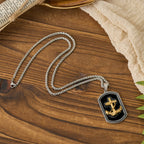 Collar con colgante de placa de identificación con llave griega y cruz ancla: emblema de fe y esperanza inquebrantable