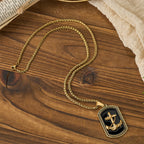 Collar con colgante de placa de identificación con llave griega y cruz ancla: emblema de fe y esperanza inquebrantable