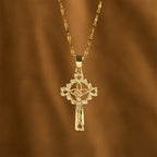 Pendentif Clé Crucifix Incrusté de CZ : Emblème de la Grâce Rédemptrice et de la Foi