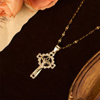 Pendentif Clé Crucifix Incrusté de CZ : Emblème de la Grâce Rédemptrice et de la Foi