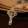 Pendentif Clé Crucifix Incrusté de CZ : Emblème de la Grâce Rédemptrice et de la Foi