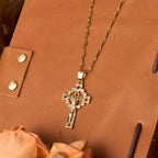 Pendentif Clé Crucifix Incrusté de CZ : Emblème de la Grâce Rédemptrice et de la Foi