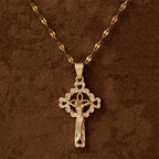 Pendentif Clé Crucifix Incrusté de CZ : Emblème de la Grâce Rédemptrice et de la Foi