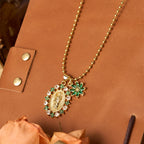 Parure collier Notre-Dame ornée et croix ailée : Emblème de protection spirituelle