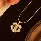 Parure collier Notre-Dame ornée et croix ailée : Emblème de protection spirituelle