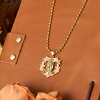 Parure collier Notre-Dame ornée et croix ailée : Emblème de protection spirituelle