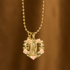 Parure collier Notre-Dame ornée et croix ailée : Emblème de protection spirituelle