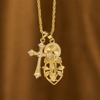 Parure collier Notre-Dame ornée et croix ailée : Emblème de protection spirituelle