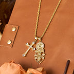 Parure collier Notre-Dame ornée et croix ailée : Emblème de protection spirituelle