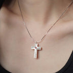 Collier Pendentif Croix CZ Gravée d'Étoiles : Emblème de Lumière Divine et de Foi