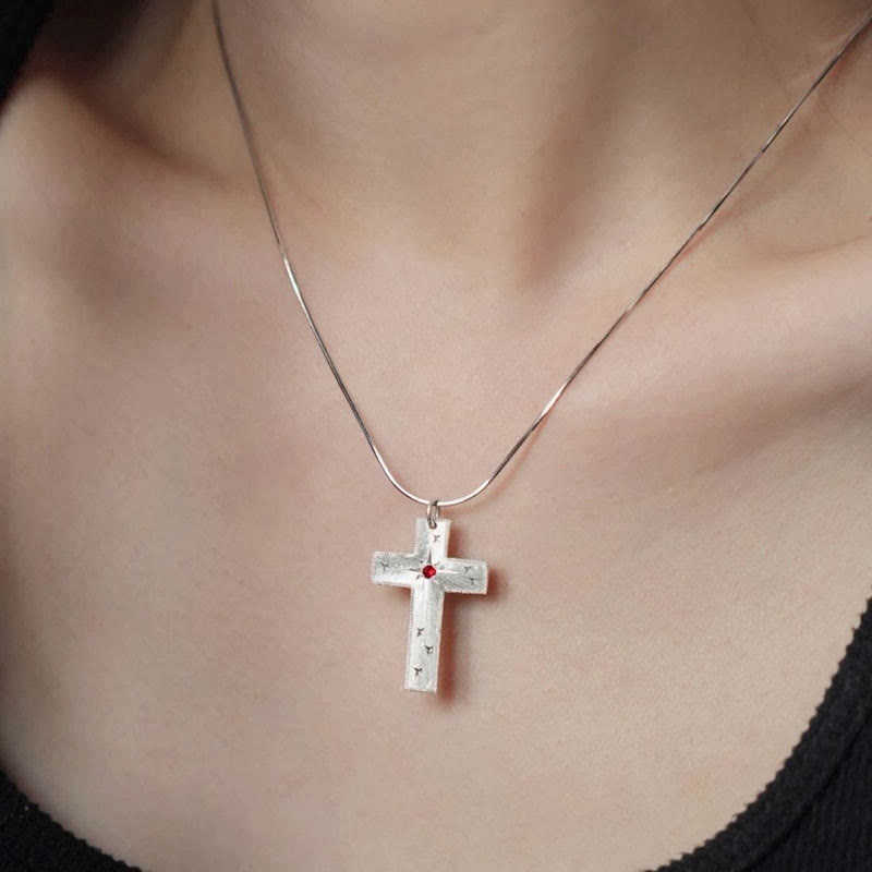 Collier Pendentif Croix CZ Gravée d'Étoiles : Emblème de Lumière Divine et de Foi