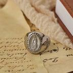 Bague chevalière Croix de Notre-Dame audacieuse : Ancrez votre cœur dans la foi mariale