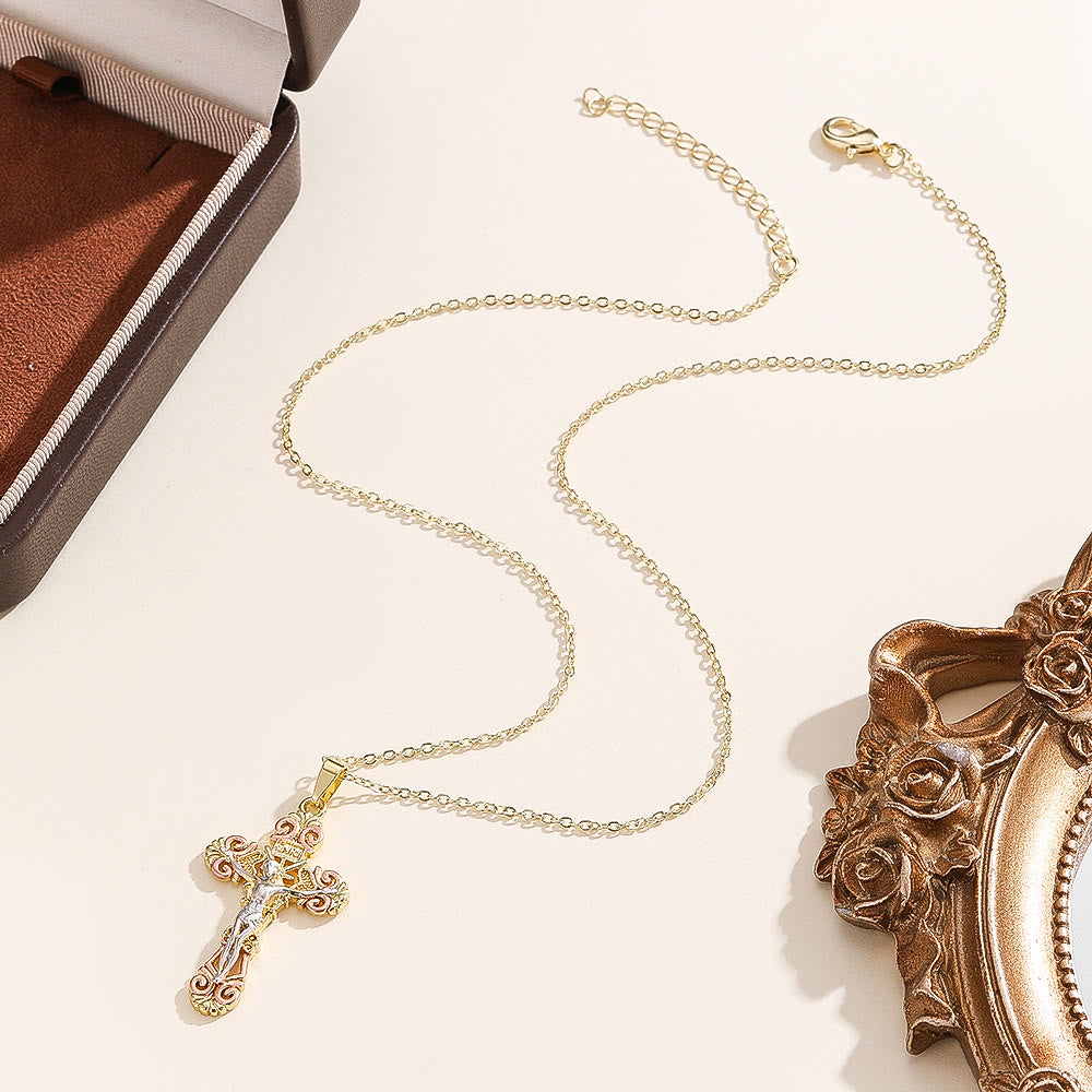 Collier Croix CZ Ornée : Symbole de l'Amour Rédempteur du Christ