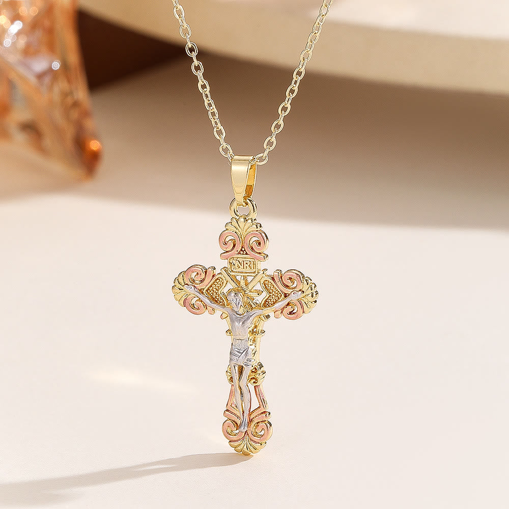 Collier Croix CZ Ornée : Symbole de l'Amour Rédempteur du Christ