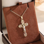 Collier Croix CZ Ornée : Symbole de l'Amour Rédempteur du Christ