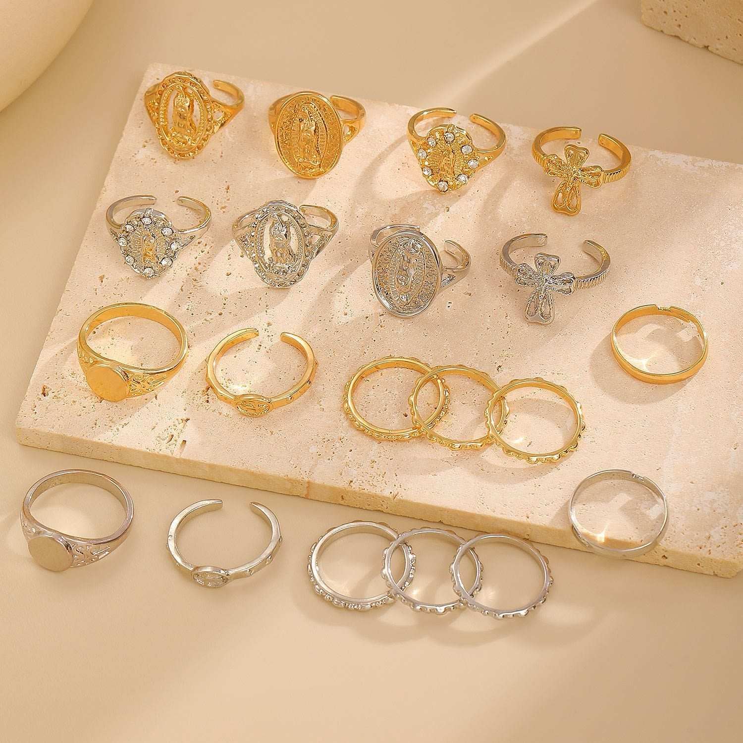 Set de Anillos con Cruz Mariana Dorada y Plateada: Una Prueba de Devoción Celestial