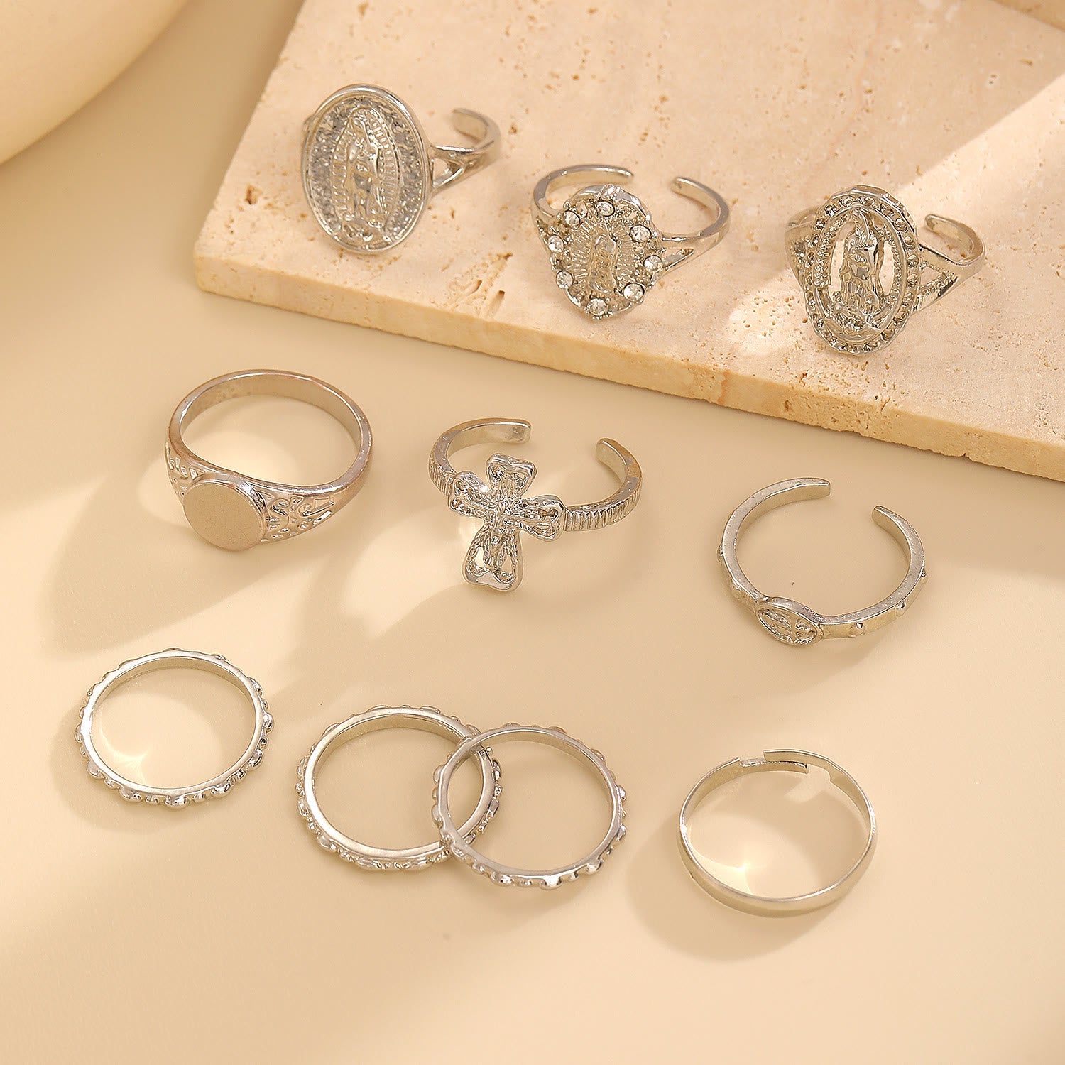 Set de Anillos con Cruz Mariana Dorada y Plateada: Una Prueba de Devoción Celestial