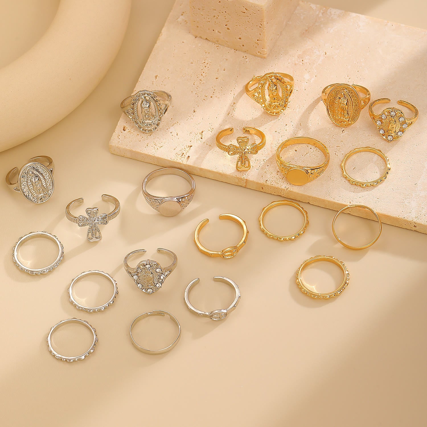 Set de Anillos con Cruz Mariana Dorada y Plateada: Una Prueba de Devoción Celestial