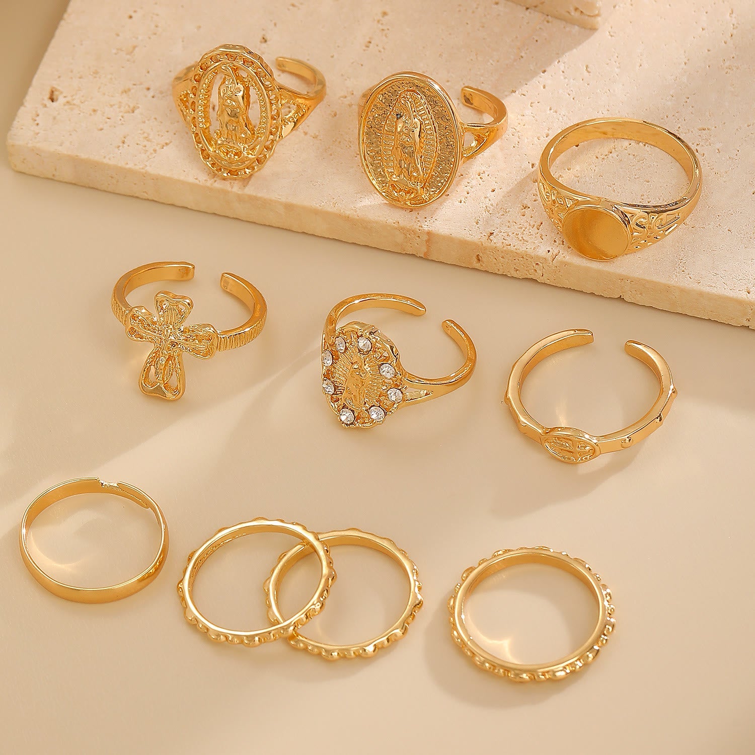 Set de Anillos con Cruz Mariana Dorada y Plateada: Una Prueba de Devoción Celestial