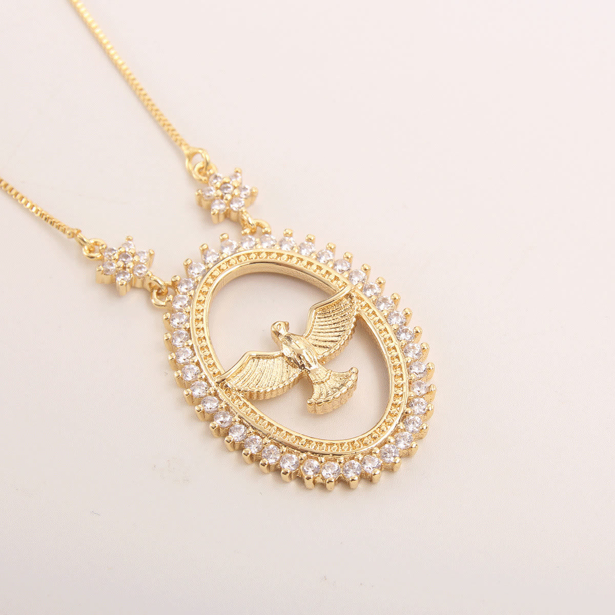 Collar con colgante de circonita cúbica ovalado de paloma: emblema de la paz divina y el Espíritu Santo