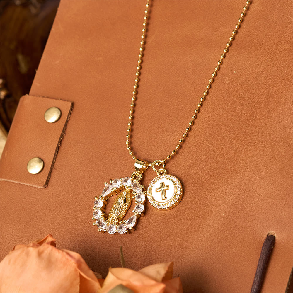 Parure pendentif classique Notre-Dame et croix CZ : Emblème d'une dévotion inébranlable
