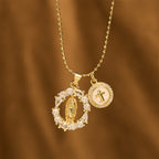 Parure pendentif classique Notre-Dame et croix CZ : Emblème d'une dévotion inébranlable