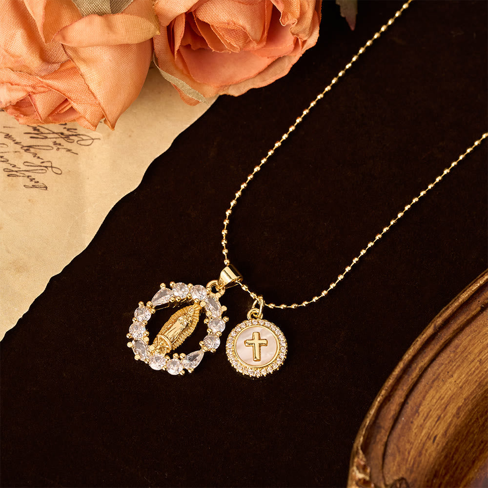 Parure pendentif classique Notre-Dame et croix CZ : Emblème d'une dévotion inébranlable