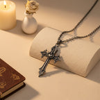 Collar con colgante de cruz gótica de corona de espinas: emblema del sacrificio y la redención de Cristo