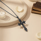 Collar con colgante de cruz gótica de corona de espinas: emblema del sacrificio y la redención de Cristo