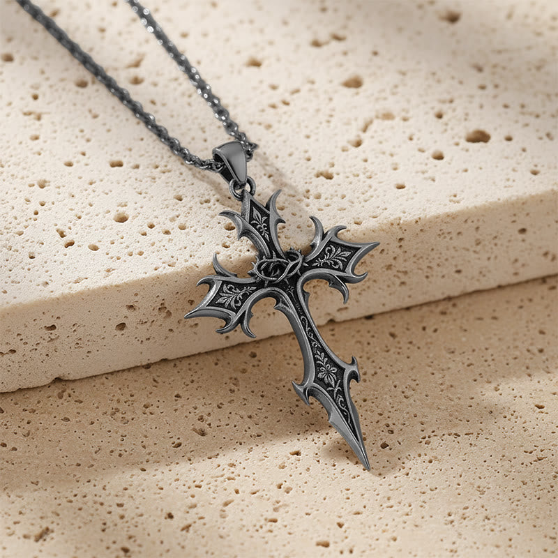 Collar con colgante de cruz gótica de corona de espinas: emblema del sacrificio y la redención de Cristo