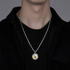 Collar con dije de manos en oración cúbicas
