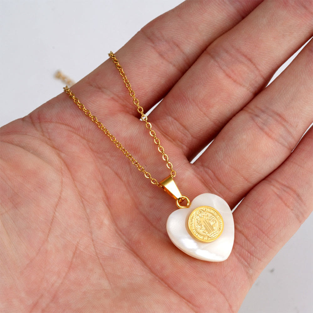 Collar Corazón de Concha con Medalla de San Benito