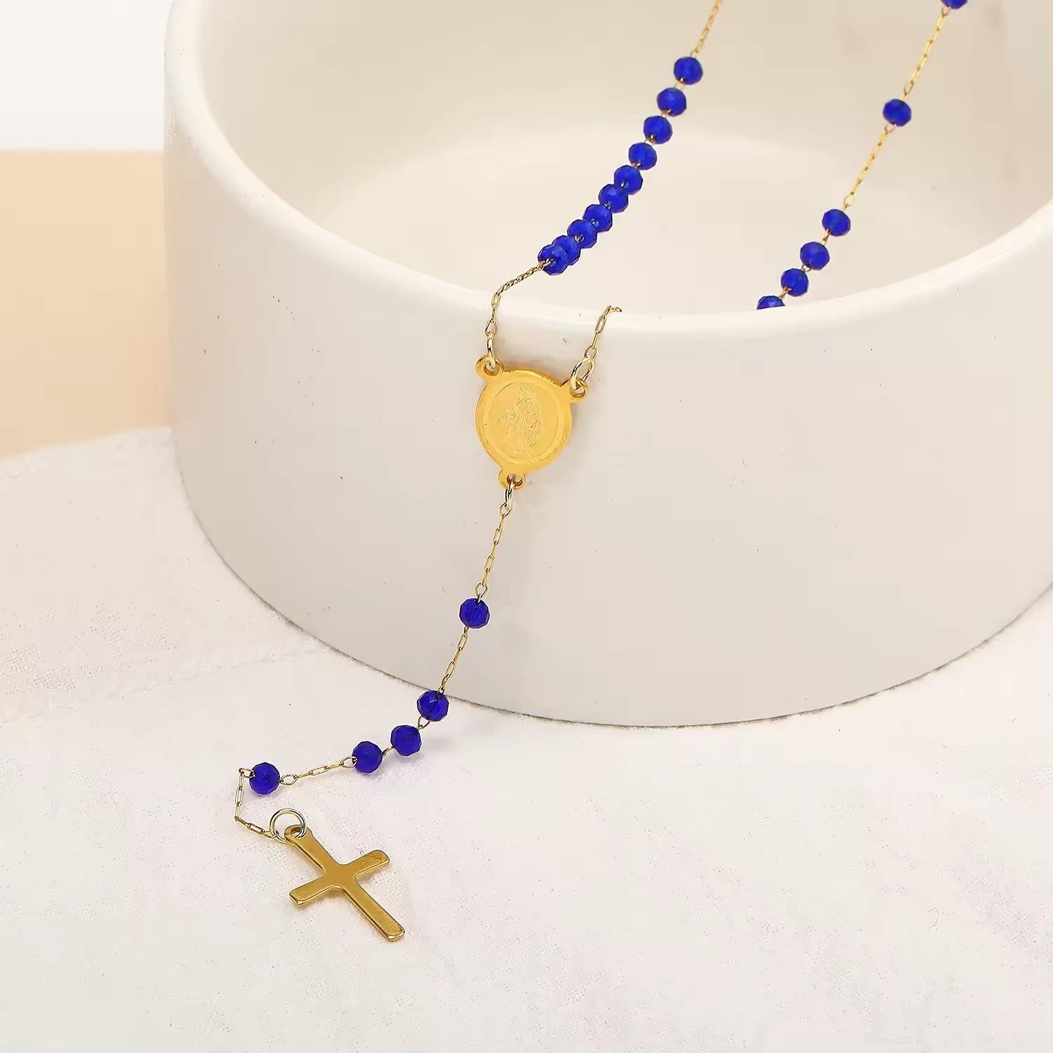 Collier de perles en verre avec pendentif médaille Vierge Marie et croix