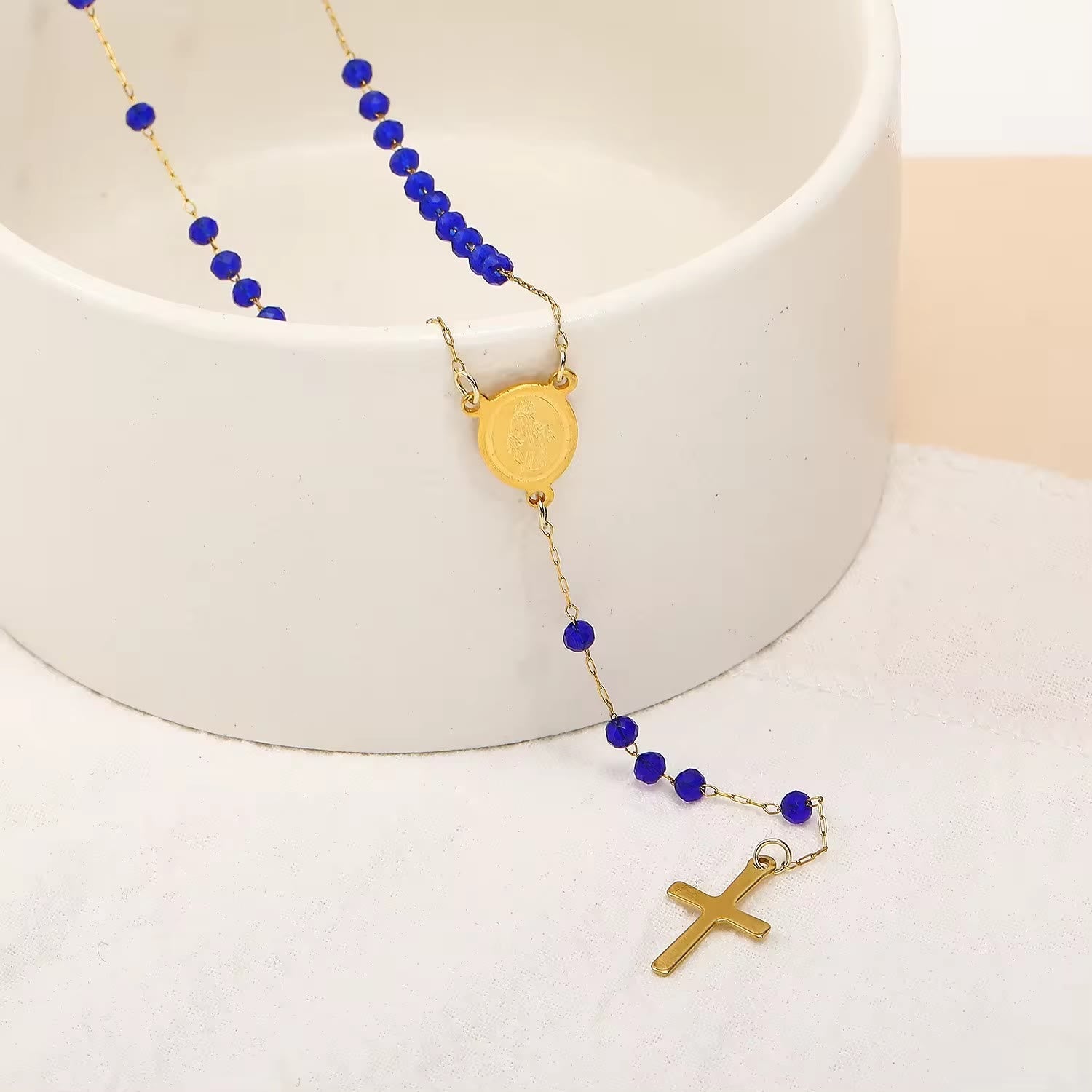 Collier de perles en verre avec pendentif médaille Vierge Marie et croix