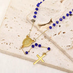 Collier de perles en verre avec pendentif médaille Vierge Marie et croix