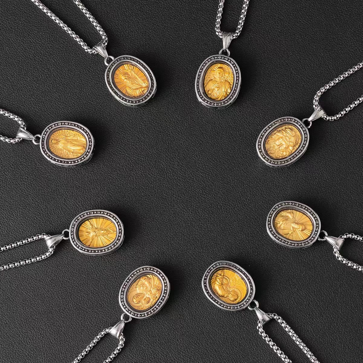 Collier en titane avec pendentif Médaille du Christ Saint dorée
