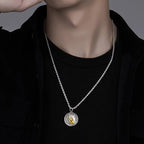 Collar con dije de manos en oración cúbicas