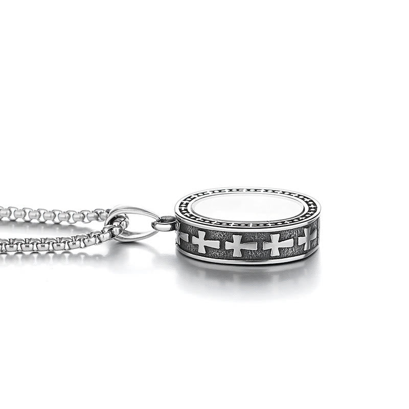 Collier en titane avec pendentif Médaille du Christ Saint dorée