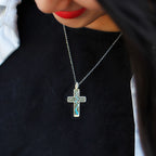 Collar de cruz de esmalte Creekside Tree estilo fresco