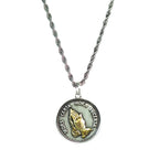 Collar con dije de manos en oración cúbicas