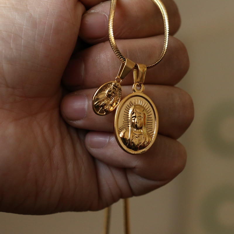 Collier en or double pendentif Notre-Dame rond