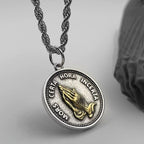 Collar con dije de manos en oración cúbicas