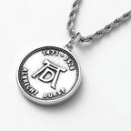 Collar con dije de manos en oración cúbicas